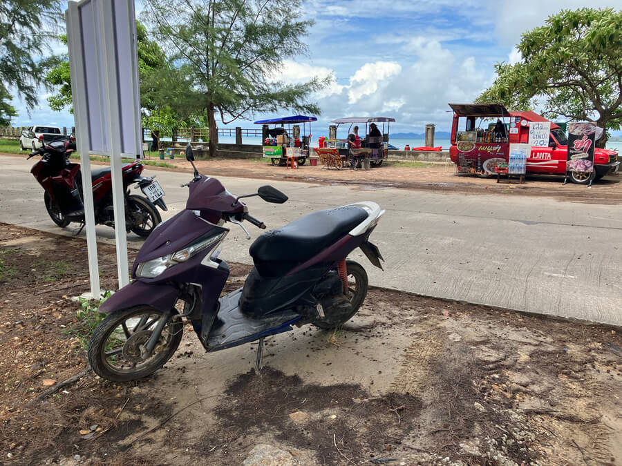 parking for Laem Kho Kwang Beach